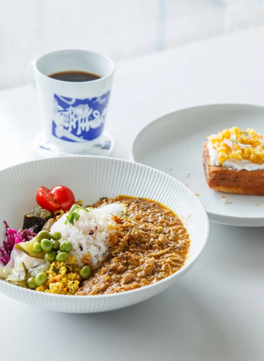 スパイスカレーとコーヒー、フォカッチャのデザート