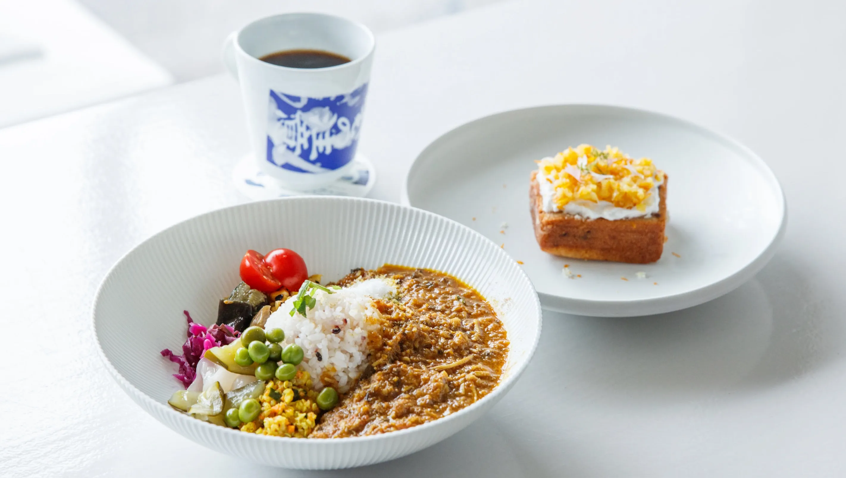 スパイスカレーとコーヒー、フォカッチャのデザート