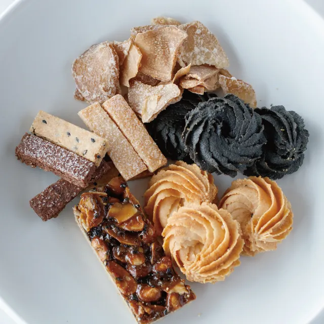 【手作りの焼き菓子がたくさん並んでいます🍪✨】

コーヒーのお供やお土産にぴったりな焼き菓子を豊富にご用意しています。

菊花の形が愛らしい「菊練りクッキー」や、
香ばしい「SOYナッツフロランタン